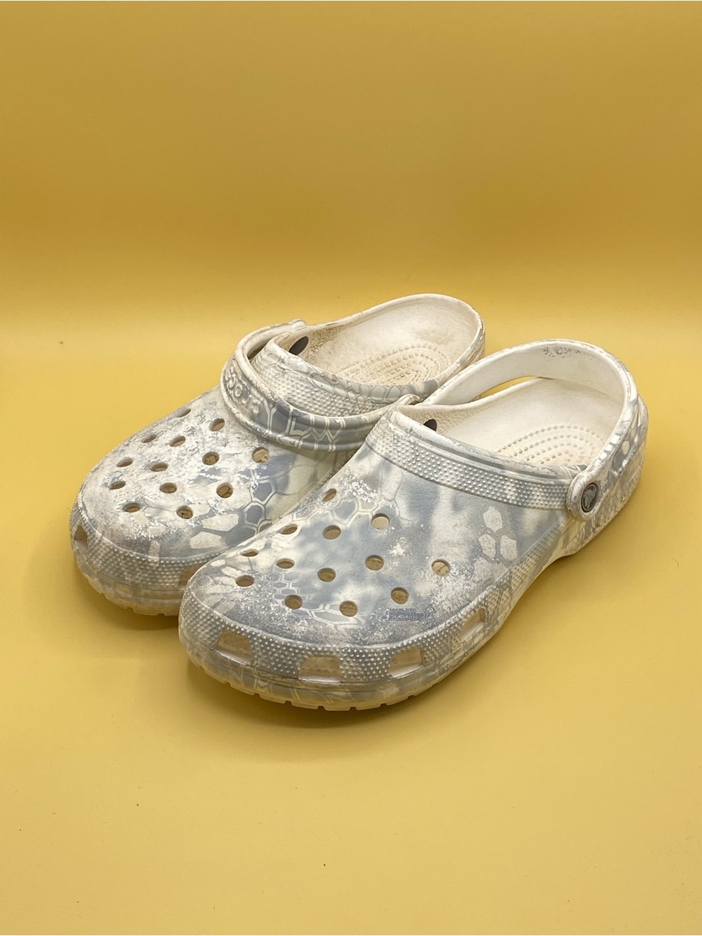 CROCS Kids White and Light Gray Patterned Clogs - Picture 2 of 4